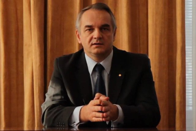 Waldemar Pawlak nie mógł się zdecydować, którym spojrzeniem przywitać Polaków