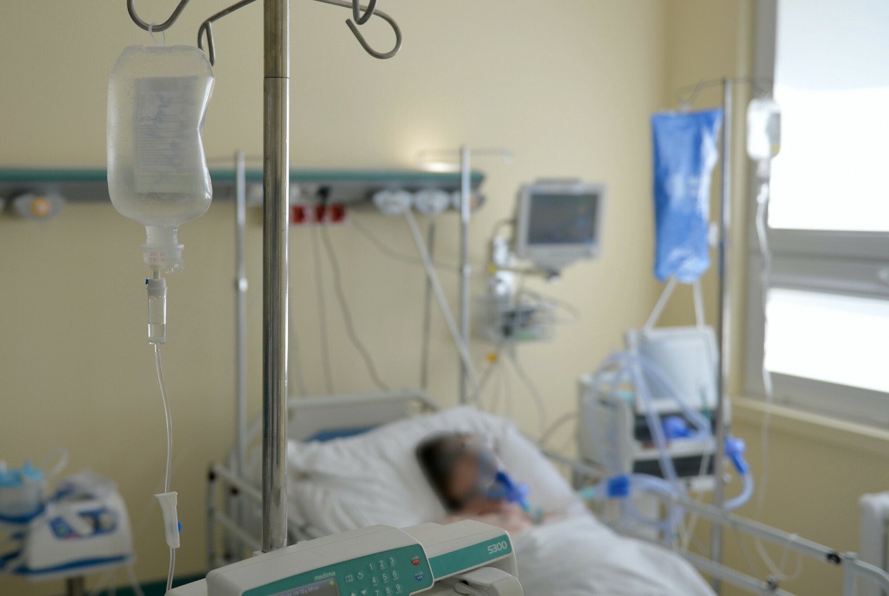 Ile zakażeń i zgonów 7 listopada 2021? Nowe dane rządu [COVID–19].