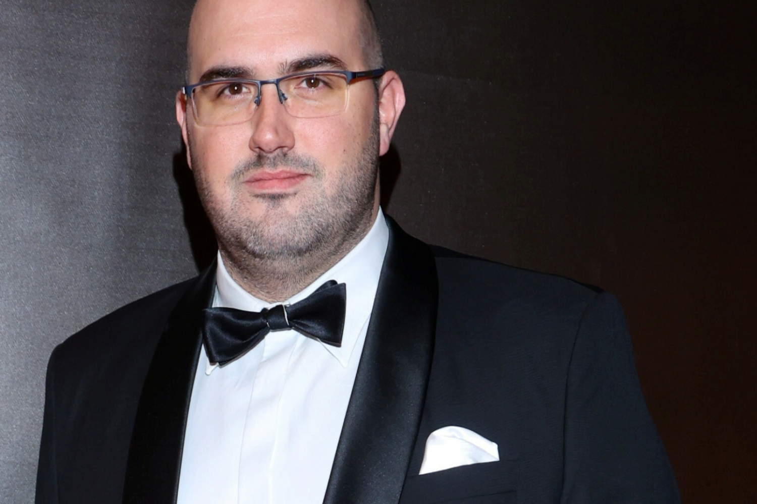 Artykuł o zdjęciach, na których były szef "Wiadomości" Jarosław Olechowski opływa w luksusy, wzbudził emocje.