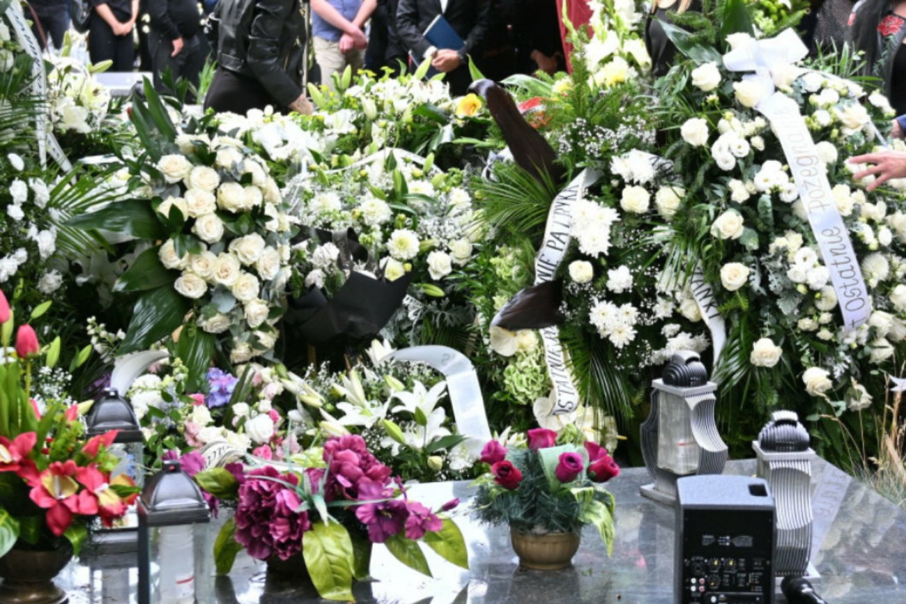 Pogrzeb syna Sylwii Peretti. Poruszające słowa na wieńcach od rodziców