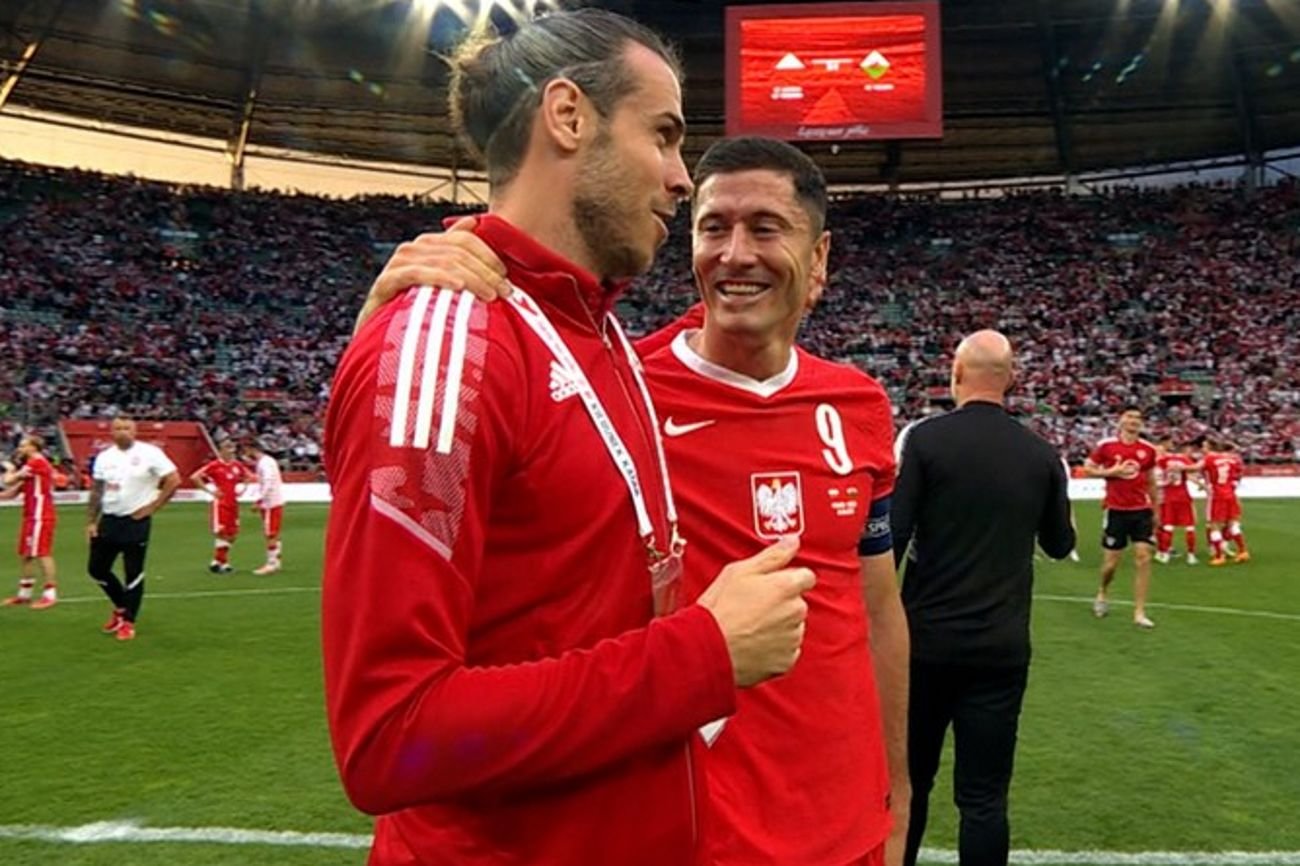 Robert Lewandowski rozmawiał po meczu z Garethem Balem. O czym? Kapitan nie chciał zdradzić