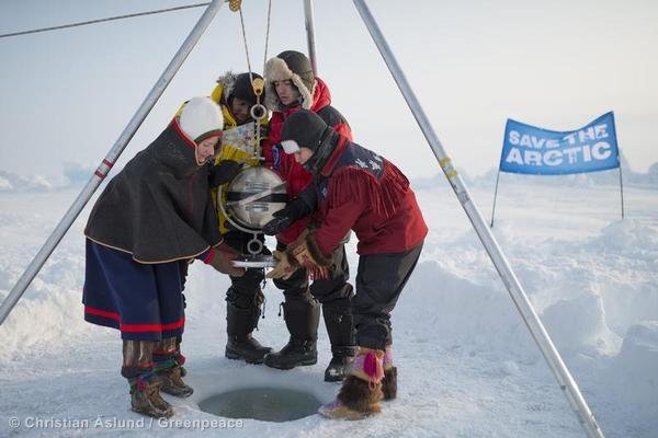Działacze Greenpeace umieścili na biegunie północnym kapsułę z flagą dla przyszłości oraz 3 mln podpisów na rzecz ochrony Arktyki.