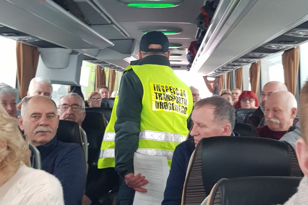 PiS grzmi o zatrzymywaniu autokarów jadących na "marsz Wolnych Polaków". "Boją się nas"