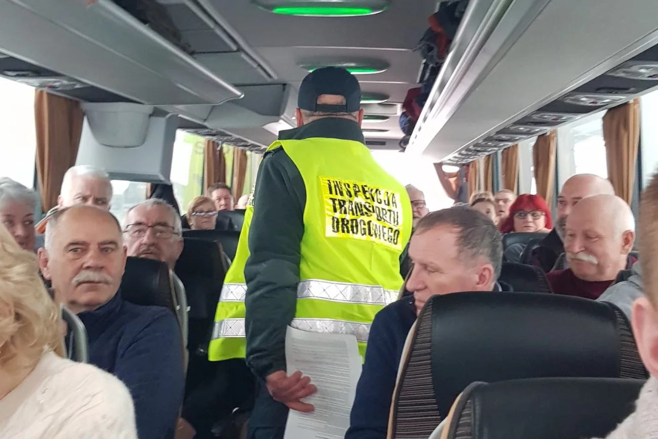 PiS grzmi o zatrzymywaniu autokarów jadących na "marsz Wolnych Polaków". "Boją się nas"