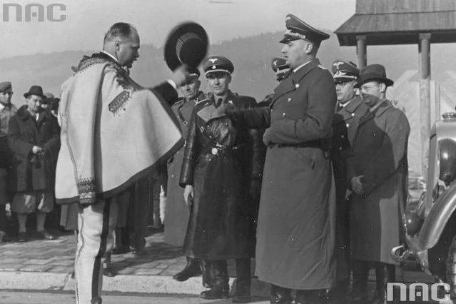Wacław Krzeptowski składa hołd Hansowi Frankowi. Listopad 1939 roku.