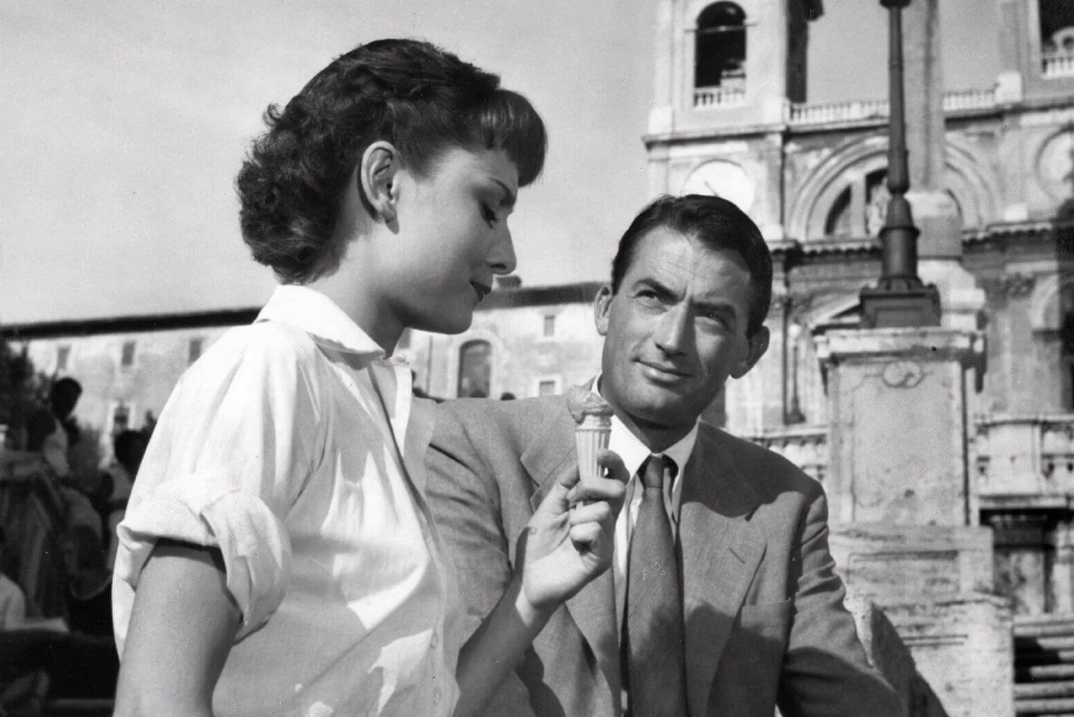 Aubrey Hepburn i Gregory Peck w filmie "Rzymskie wakacje".
