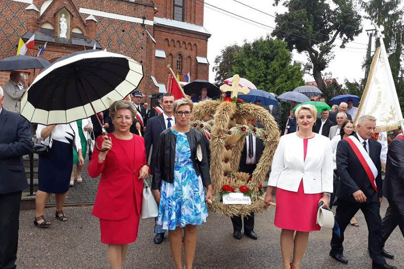 Posłanka PiS Anna Cicholska (z parasolem) twierdzi, że w ciechanowskich strukturach PiS nie ma żadnego konfliktu