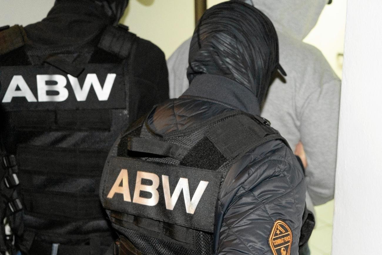 Wielka ewakuacja w Olsztynie. W bloku znaleziono broń i materiały wybuchowe