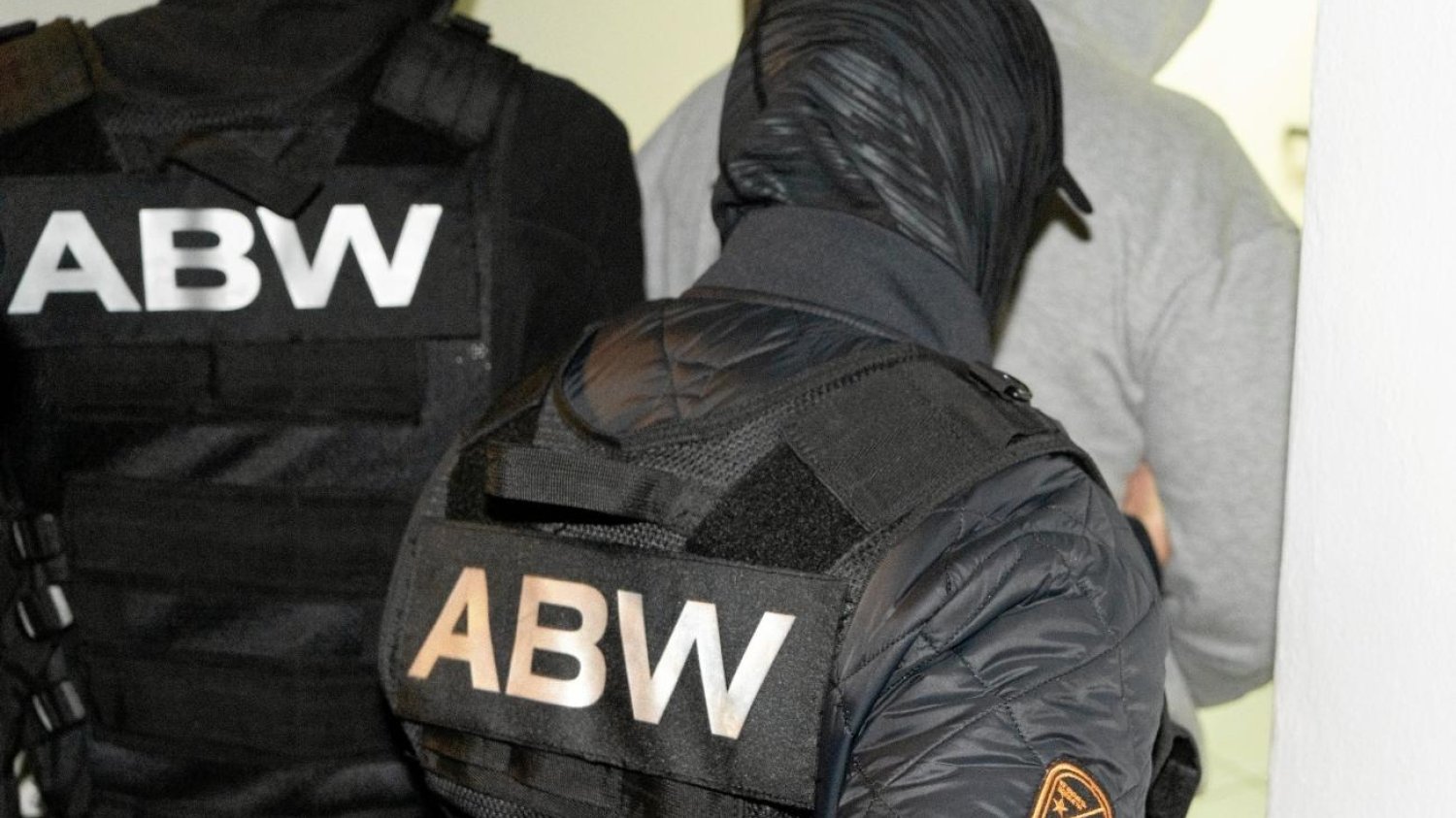 Ewakuacja w Olsztynie. Znaleziono broń i materiały wybuchowe. Ewakuacja bloku w Olsztynie. Znaleziono broń i materiały wybuchowe.