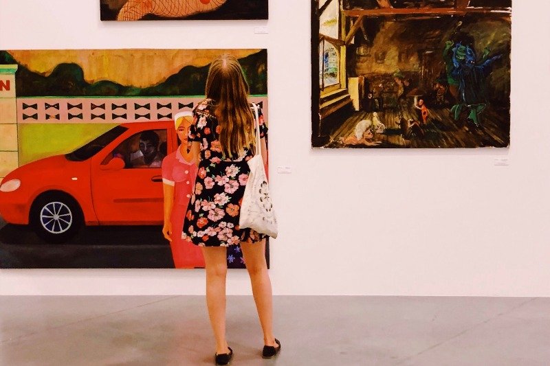 "Farba znaczy krew" to wystawa ukazująca prace 50 artystek z Polski i całego świata