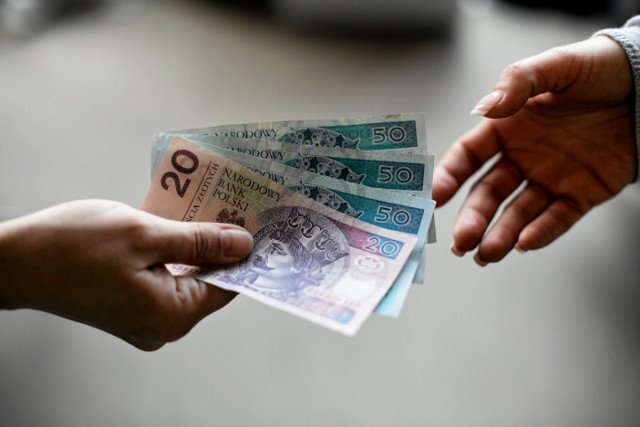 Jedna duża kwota zamiast głodowej emerytury co miesiąc. Nowy pomysł na wypłatę emerytur przez ZUS