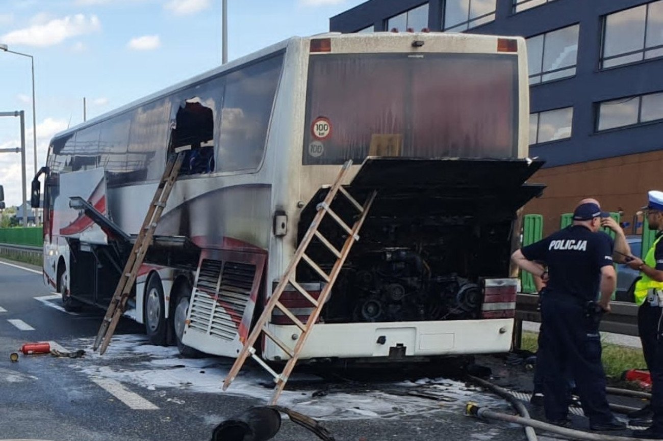 Pożar autokaru na S8 w Warszawie. Ewakuowano kilkadziesiąt dzieci