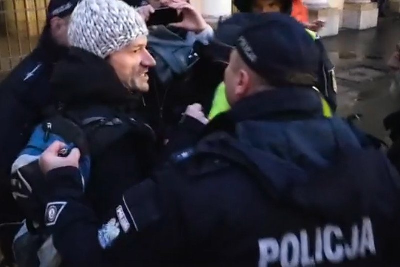 Obywatele RP zamieścili na Facebooku filmik z policyjną akcją przeprowadzoną w reakcji na odpalenie rac świetlnych. Gdy race płonęły na trasie "Marszu Niepodległości", takiej reakcji funkcjonariuszy nie było.