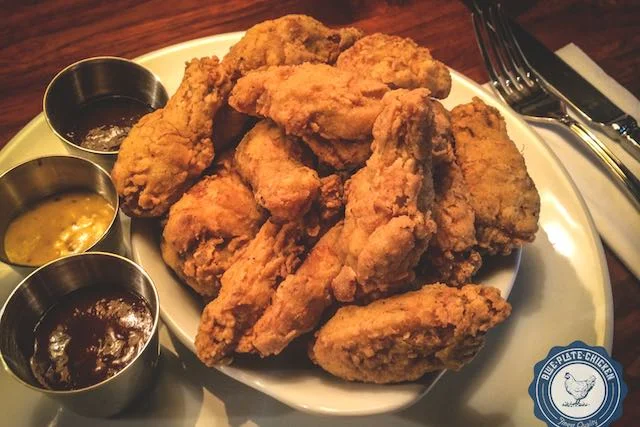 W Blue Plate Chicken zjemy najlepszego kurczaka w Warszawie. I to także o późnych godzinach nocnych. To sobie chwalą miłośnicy takiej kuchni.