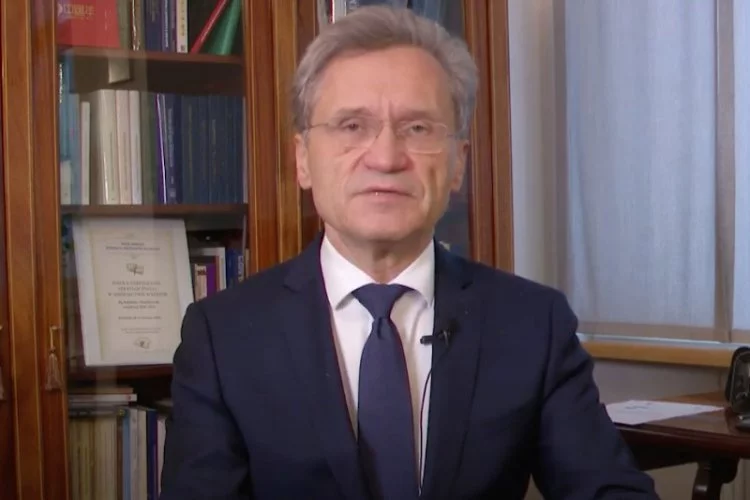 Rektor WUM prof. Zbigniew Gaciong przeprasza za szczepienia na COVID-19 poza kolejnością.