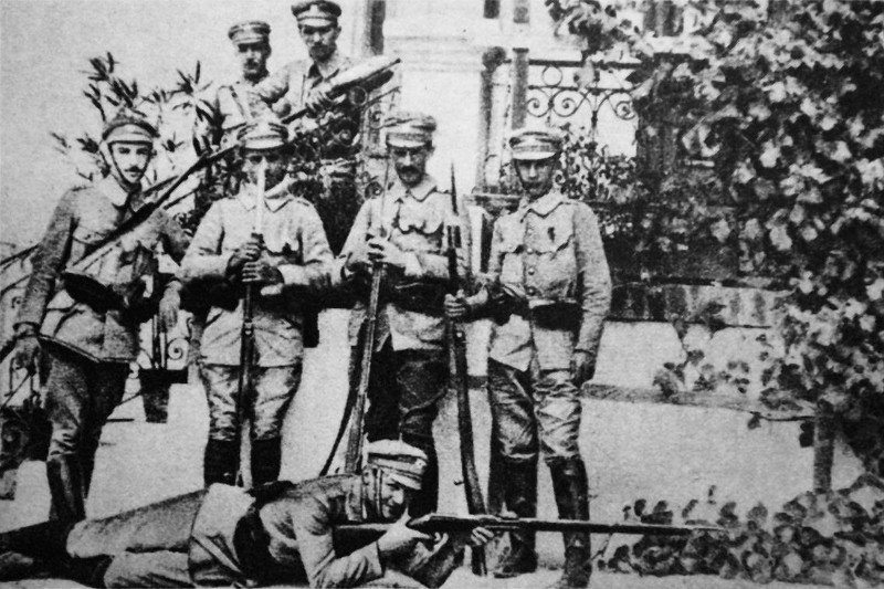 Ułańska siódemka na ganku w Goszycach. Sierpień 1914 roku.