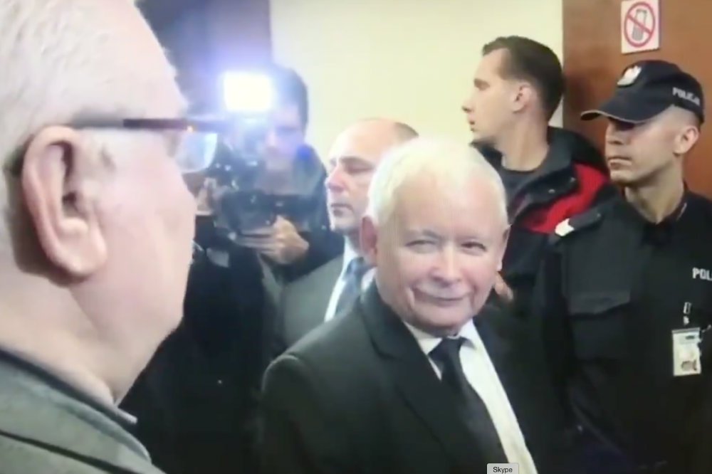 Jarosław Kaczyński był wyraźnie rozbawiony, gdy patrzył na Lecha Wałęsę w gdańskim sądzie.