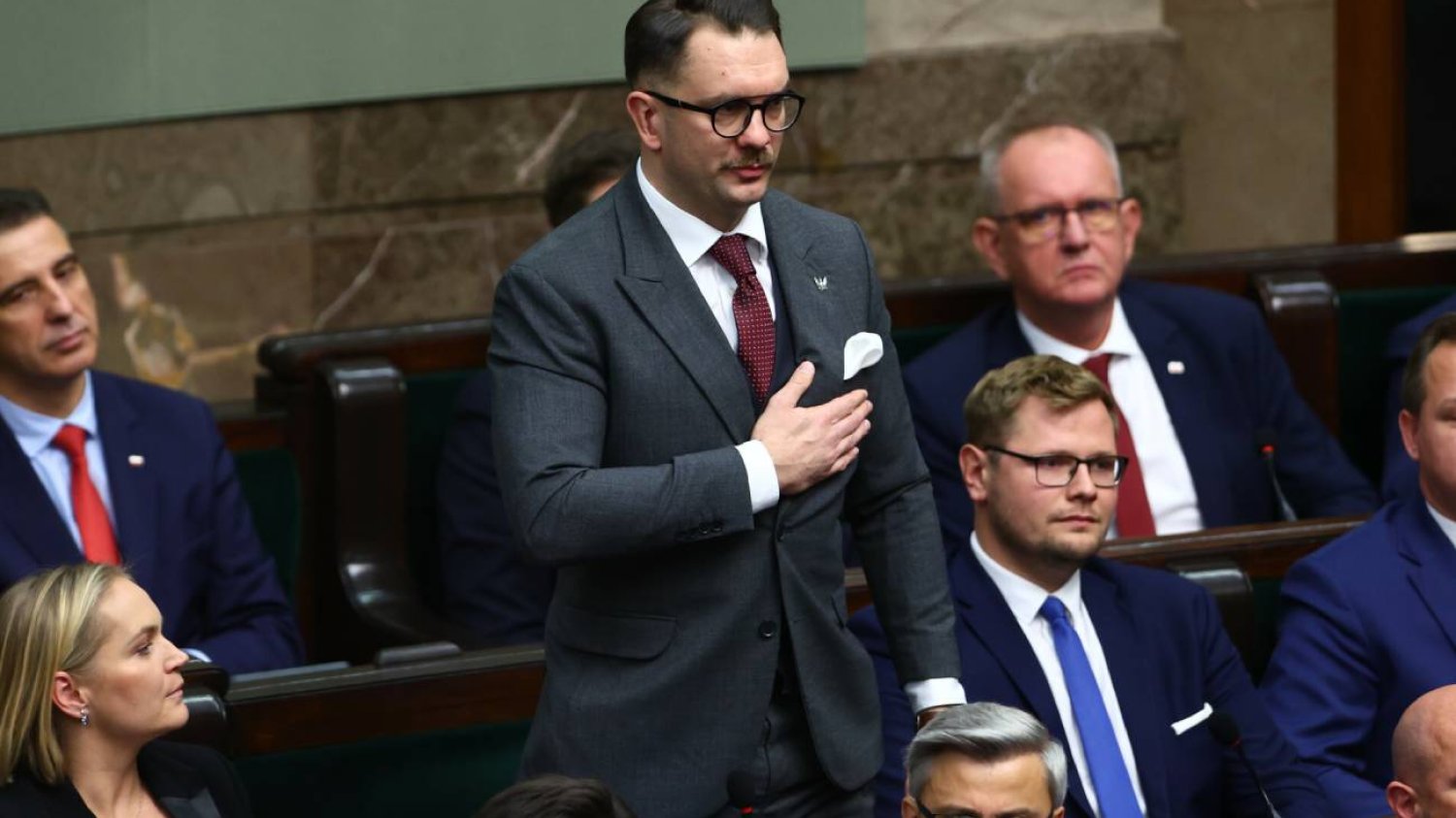 Łukasz Mejza i Dariusz Matecki złożyli przysięgi w Sejmie. Wybuczano ich