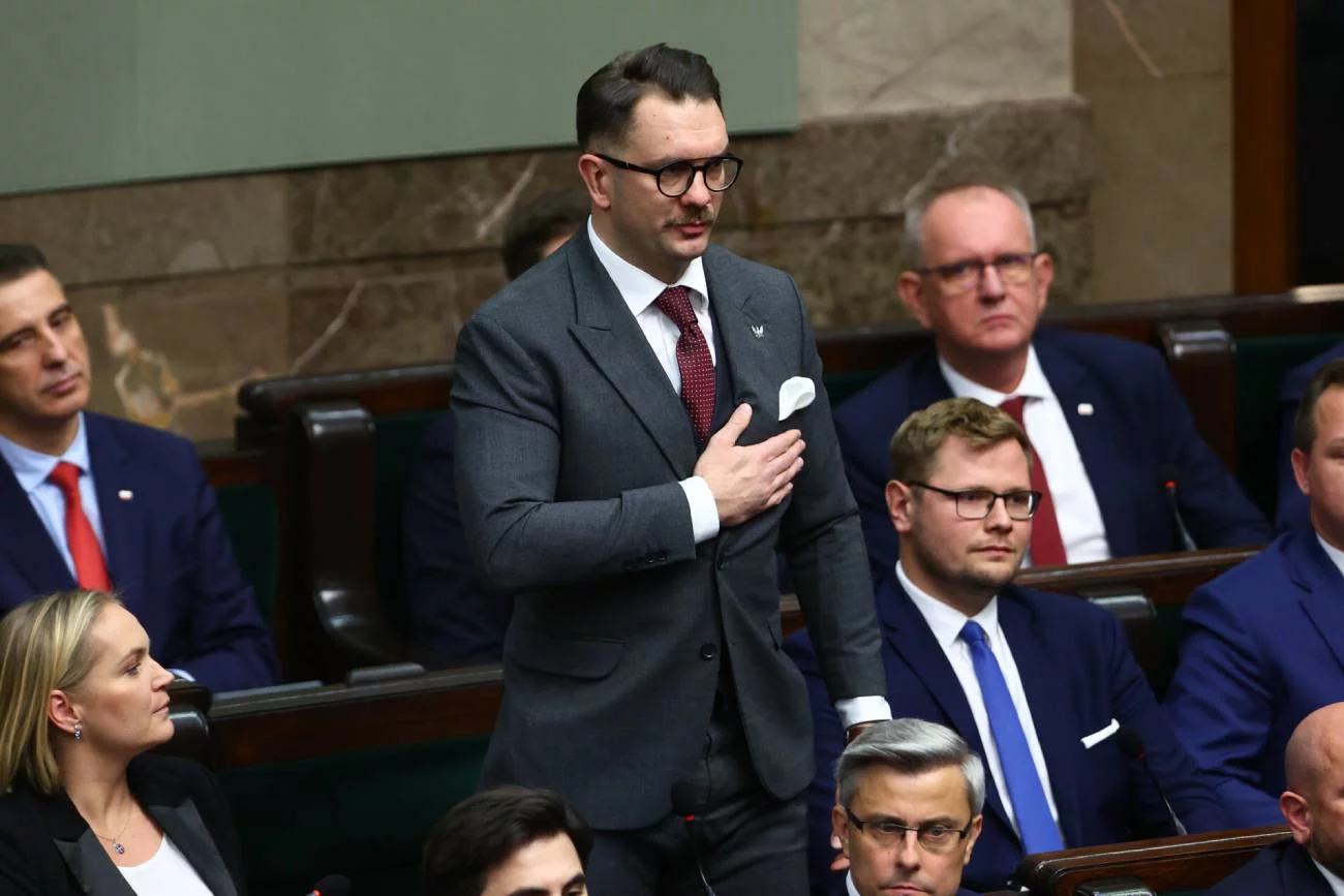 Łukasz Mejza i Dariusz Matecki złożyli przysięgi w Sejmie. Wybuczano ich