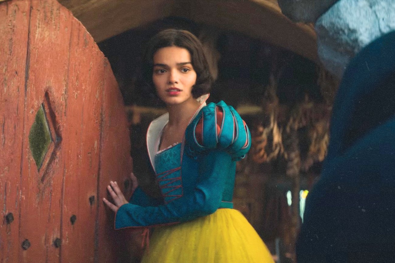 Nowy zwiastun filmu "Śnieżka" z Rachel Zegler. Posypała się krytyka Nowy zwiastun "Śnieżki" Disneya. Widzowie znów krytykują film z Rachel Zegler