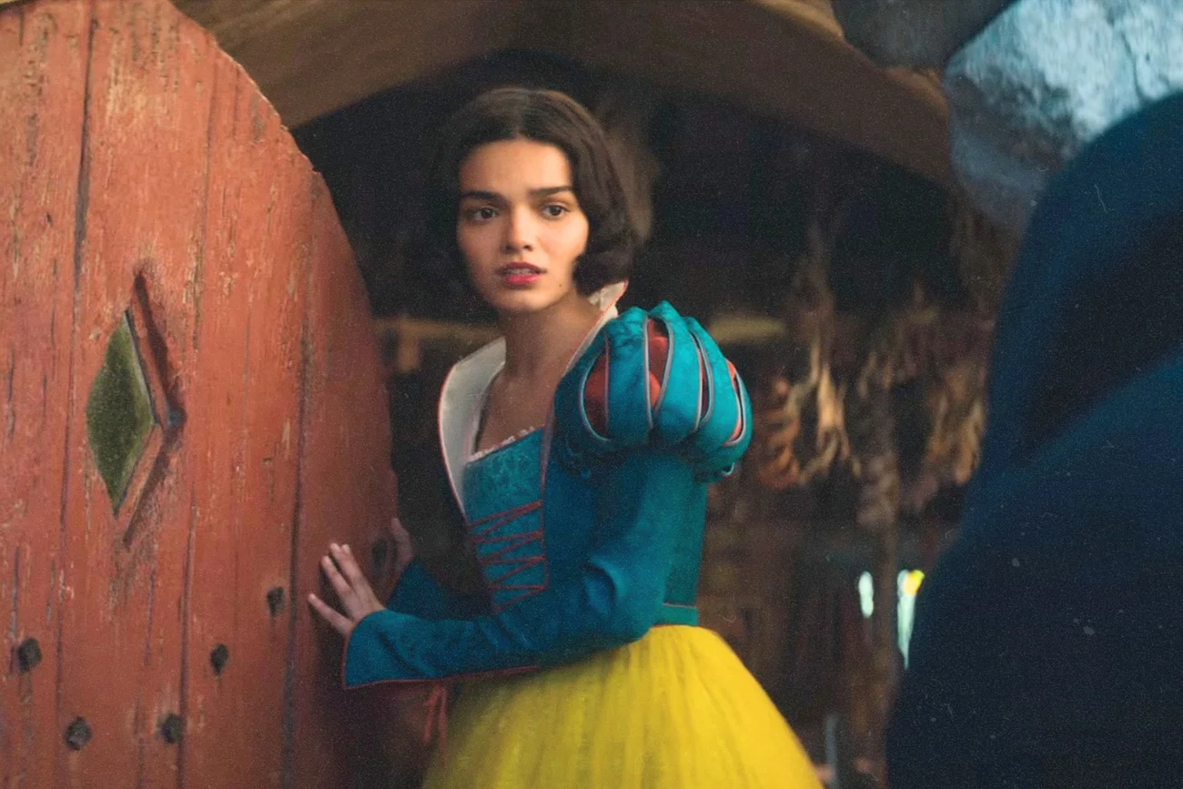 Nowy zwiastun filmu "Śnieżka" z Rachel Zegler. Posypała się krytyka Nowy zwiastun "Śnieżki" Disneya. Widzowie znów krytykują film z Rachel Zegler