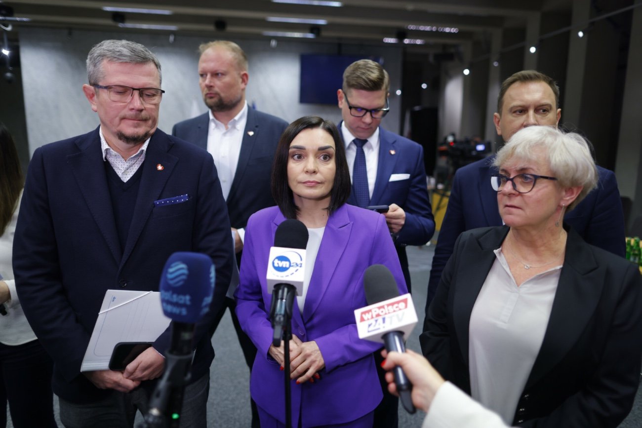 Awantura podczas konferencji prasowej komisji ds. Pegasusa. Posłowie PiS wtargnęli na salę.