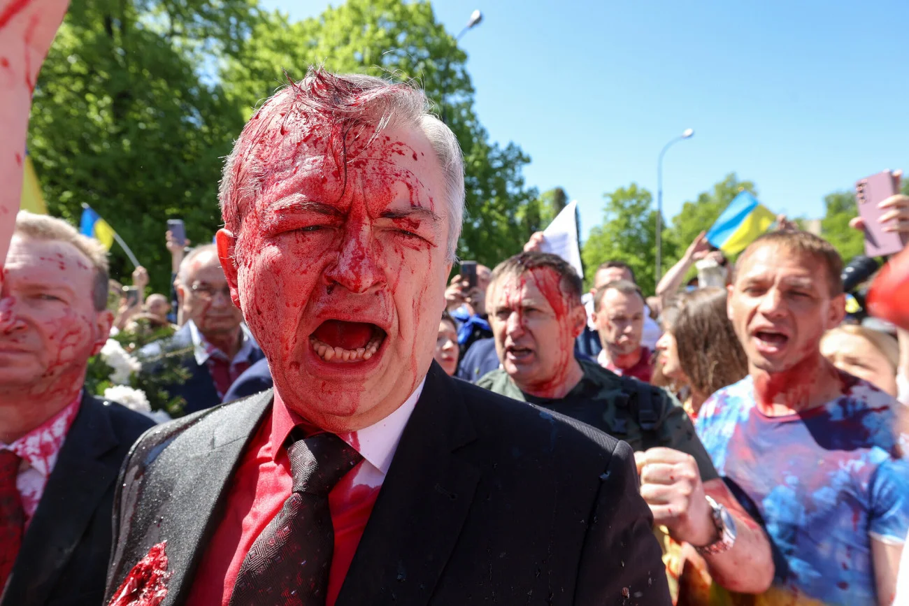 W poniedziałek w Warszawie ambasador Rosji w Polsce Siergiej Andriejew został oblany czerwoną farbą