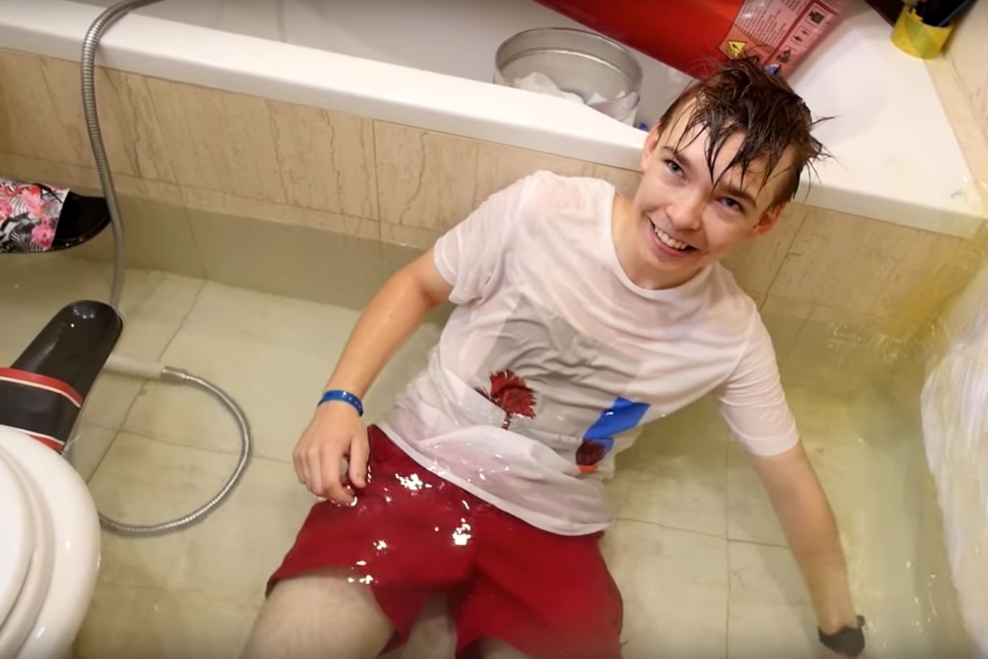 16-latek zrobił "prank" w greckim hotelu. Zalał łazienkę wodą i uwiecznił to na filmie