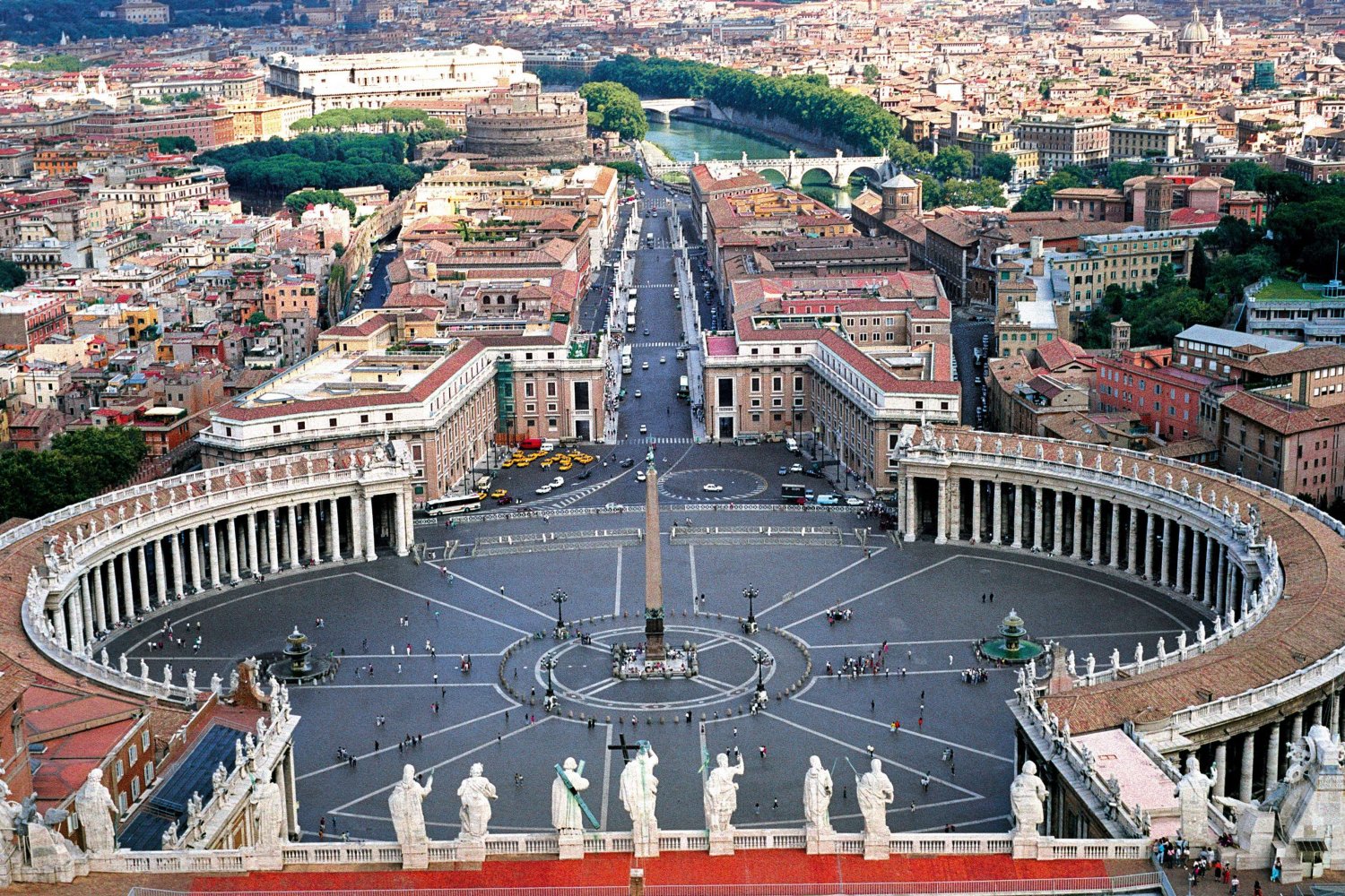 Widok na plac Świętego Piotra w Watykanie
