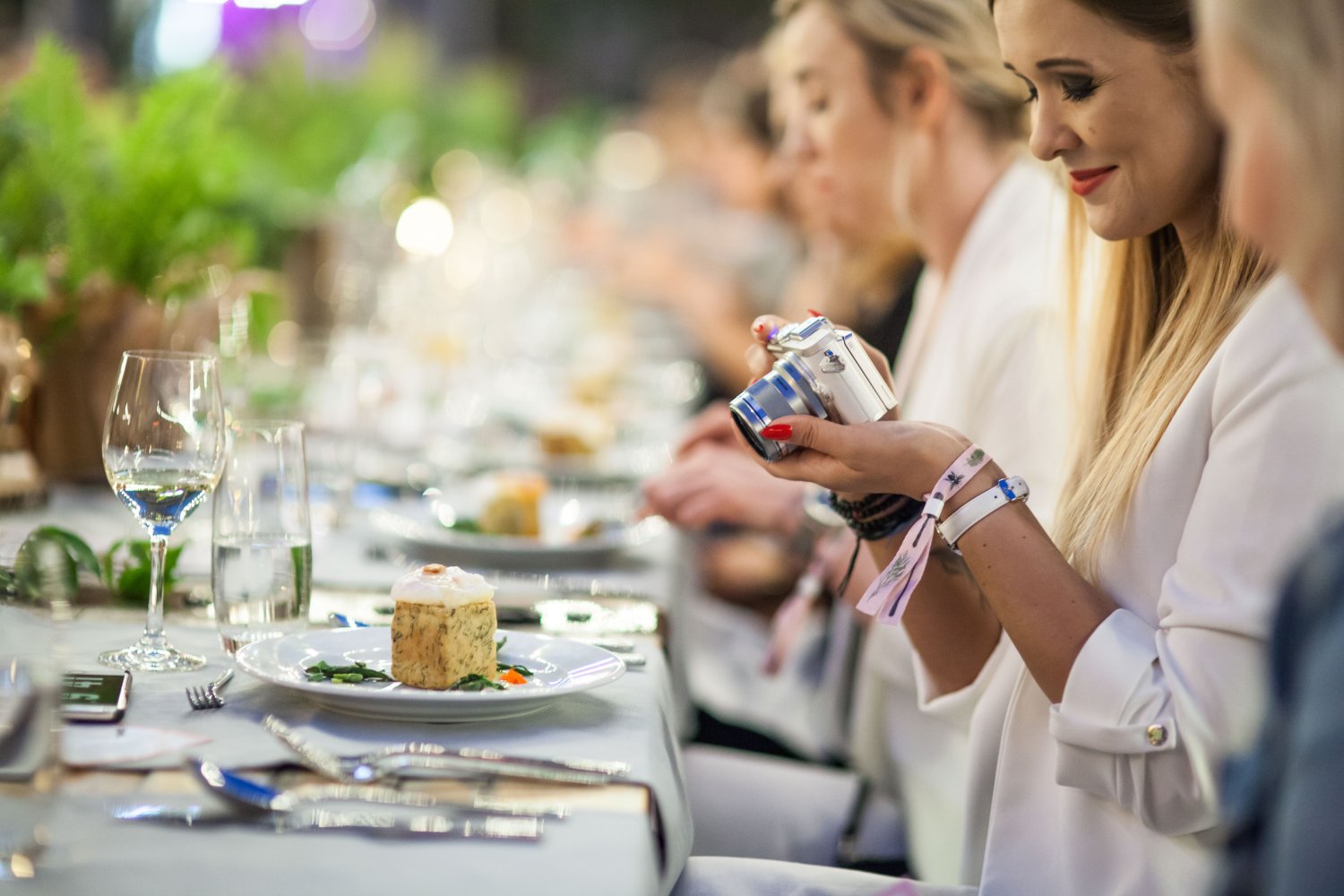 Na ten jeden wieczór Plac Defilad zamienił się w najpiękniejszą restaurację w Warszawie. Wszędzie stały ustawione czteroosobowe stoliki, a pośrodku długa ława, przy której zasiadło około osiemdziesięciu osób. Strefę i stoły ozdabiały trawy, zioła i paproc