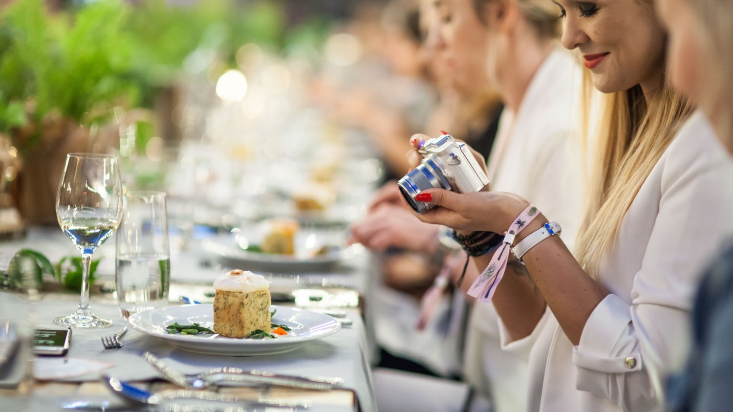 Na ten jeden wieczór Plac Defilad zamienił się w najpiękniejszą restaurację w Warszawie. Wszędzie stały ustawione czteroosobowe stoliki, a pośrodku długa ława, przy której zasiadło około osiemdziesięciu osób. Strefę i stoły ozdabiały trawy, zioła i paproc