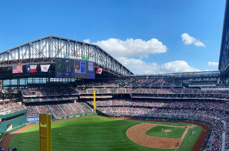 Wypełniony niemal po brzegi stadion w Arlington. USA: prawie 40 tys. kibiców na meczu Texas Rangers mimo pandemii.
