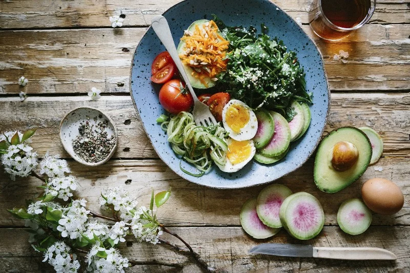 W mindful eating nie bez znaczenia jest również wygląd potraw. Chętniej rozkoszujemy się daniem, które jest ucztą także dla oczu