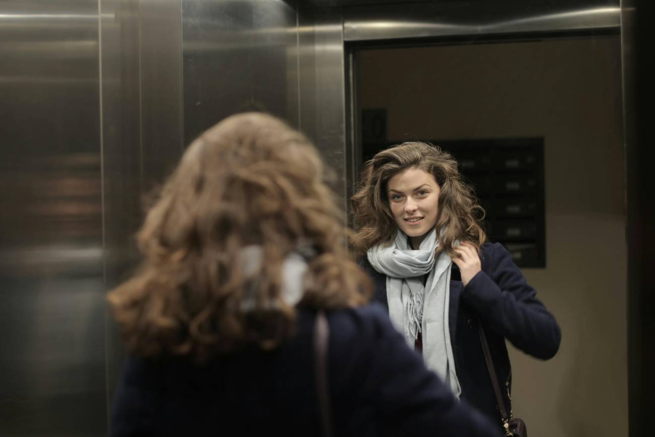 Winda – po co w windzie lustro? Odpowiedź szokuje