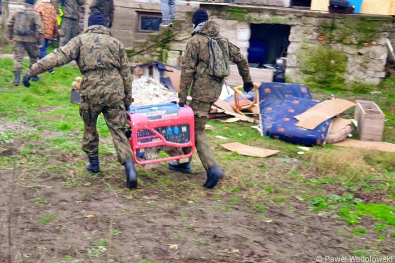 W remont domu rodziny spod Łomży zaangażowało się kilkadziesiąt osób i firm.