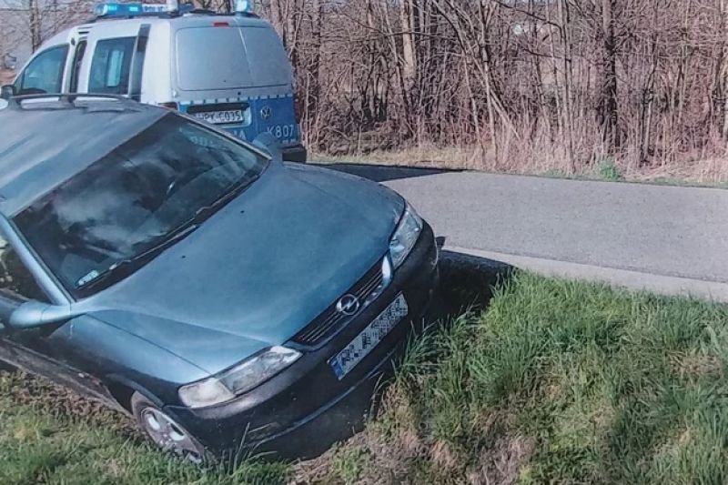 Pijany kierowca wjechał do rowu, wyszedł z auta i zasnął