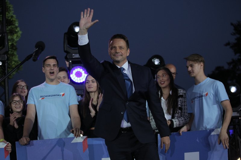 Rafał Trzaskowski według sondażu exit poll wygrał w 9 z 16 województw.