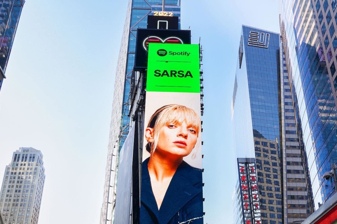 Sarsa kolejną ambasadorką Spotify. Jej zdjęcie trafiło na billboard na Times Square.