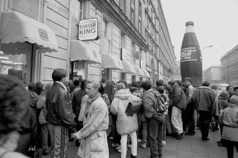 Otwarcie pierwszej restauracji Burger King w Warszawie przy pl. Zbawiciela. Rok 1992