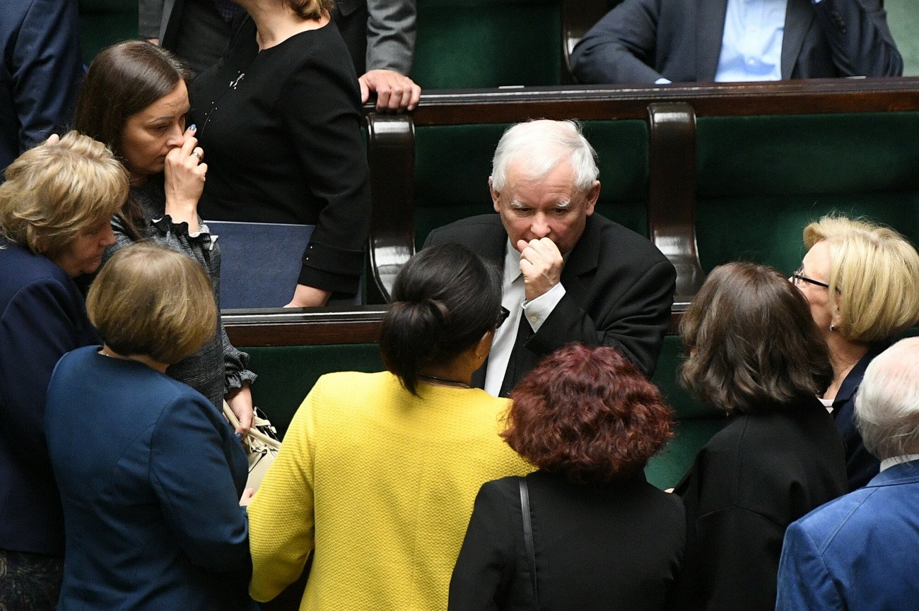 Jarosław Kaczyński i posłanki.