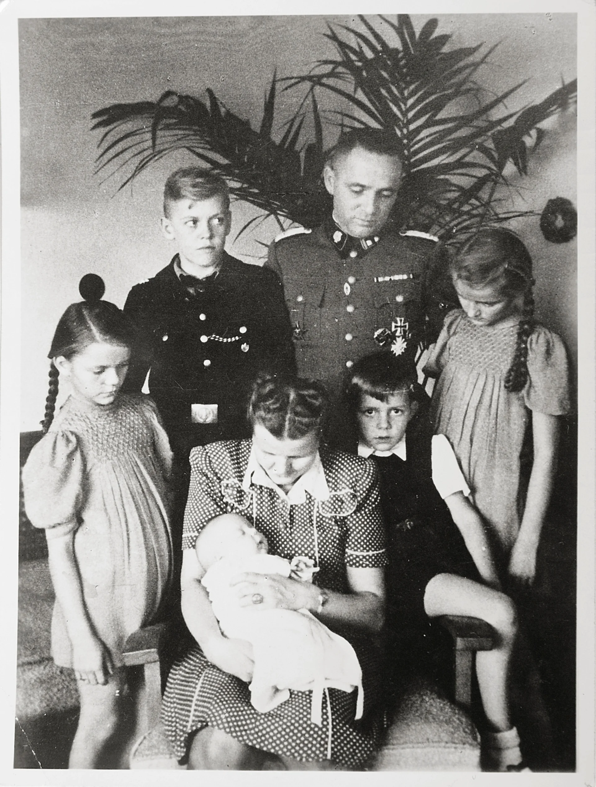 Rudolf Hoess z rodziną. Zdjęcie zrobione w 1943 roku w Auschwitz