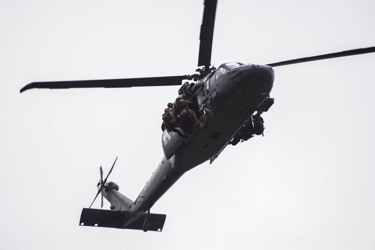 Awaryjne lądowanie black hawka w centrum europejskiej stolicy [WIDEO].