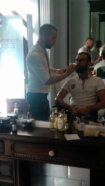 O pielęgnację brody w tym miejscu dbają profesjonaliści. Rostowski Barber Shop