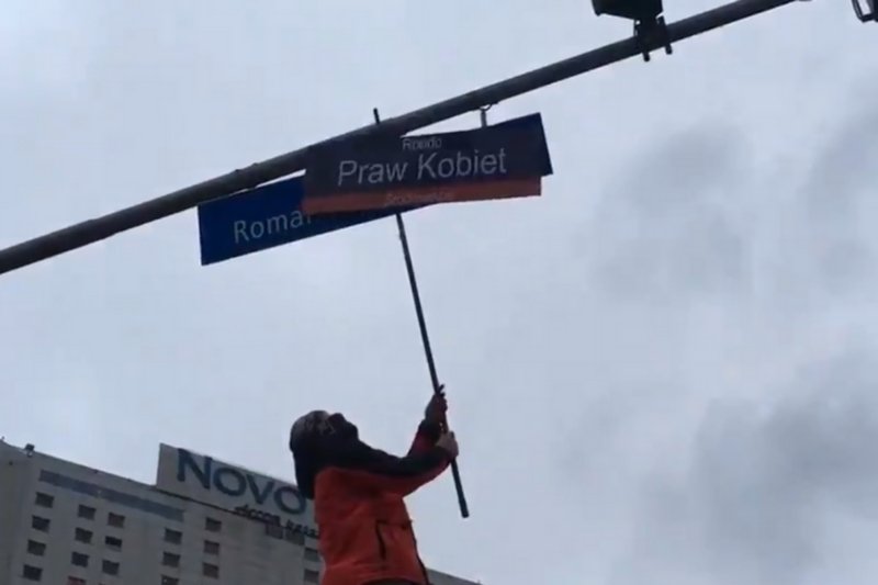 Protestujący zmienili nazwę ronda Romana Dmowskiego.