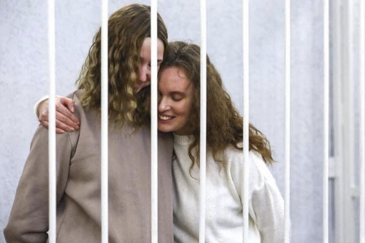 Białoruskie dziennikarki zostały aresztowane po tym, jak relacjonoowały protesty w Mińsku. Dziennikarze domagają się ich uwolnienia.