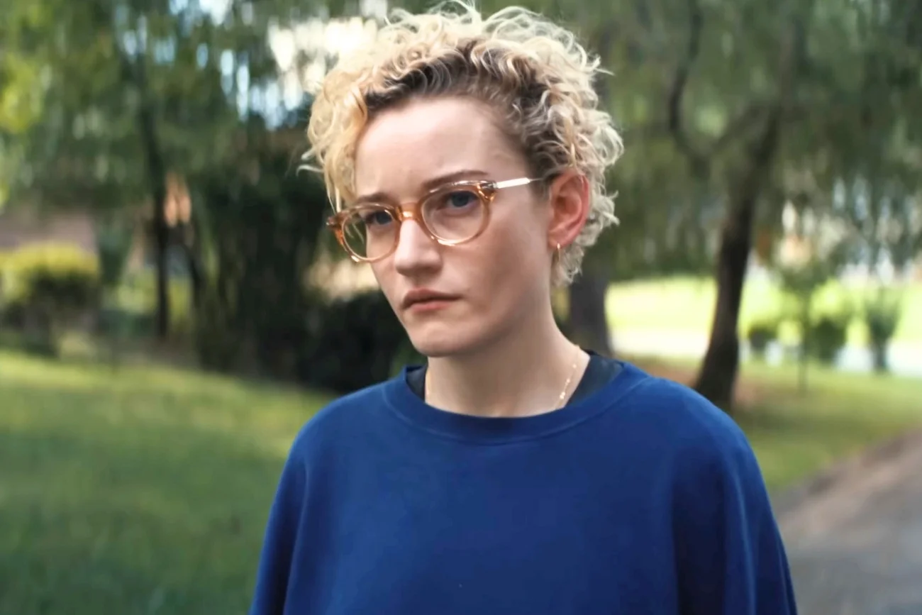 Julia Garner w filmie "Zniknięcia"