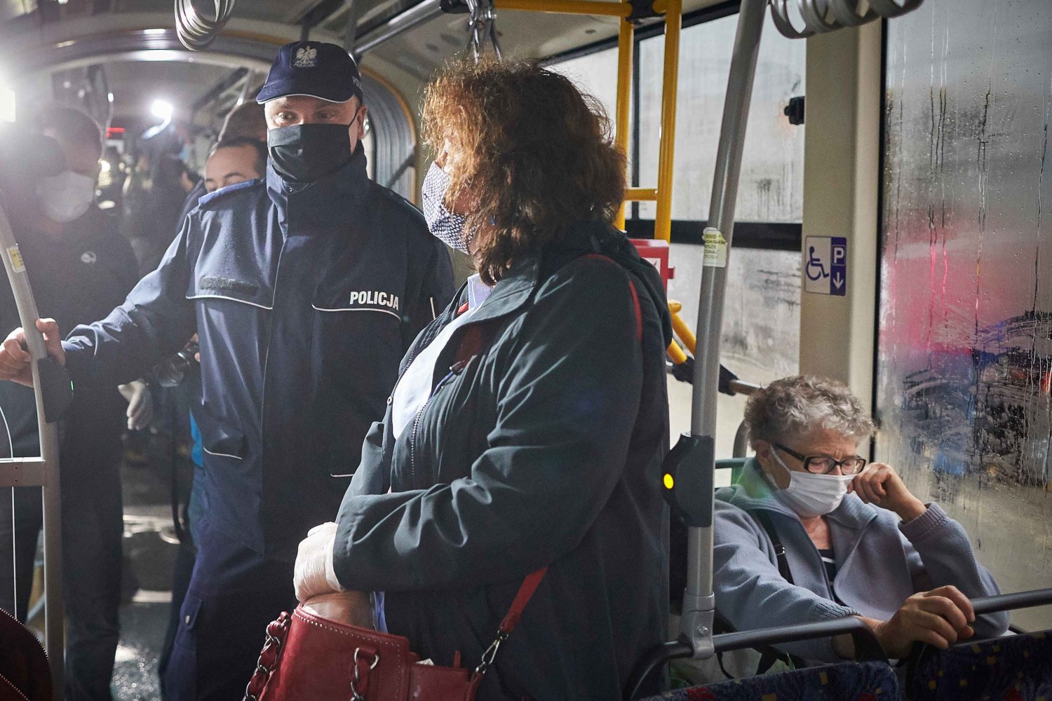 Kwarantanna dla reszty domowników może być o 10 dni dłuższa niż dla osoby, która miała kontakt z zakażonym.