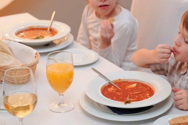 Nawet kieliszek wina wypity podczas kolacji w restauracji, do której udaliśmy się z dzieckiem, w razie wypadku, może być wykorzystany przeciwko rodzicom.
