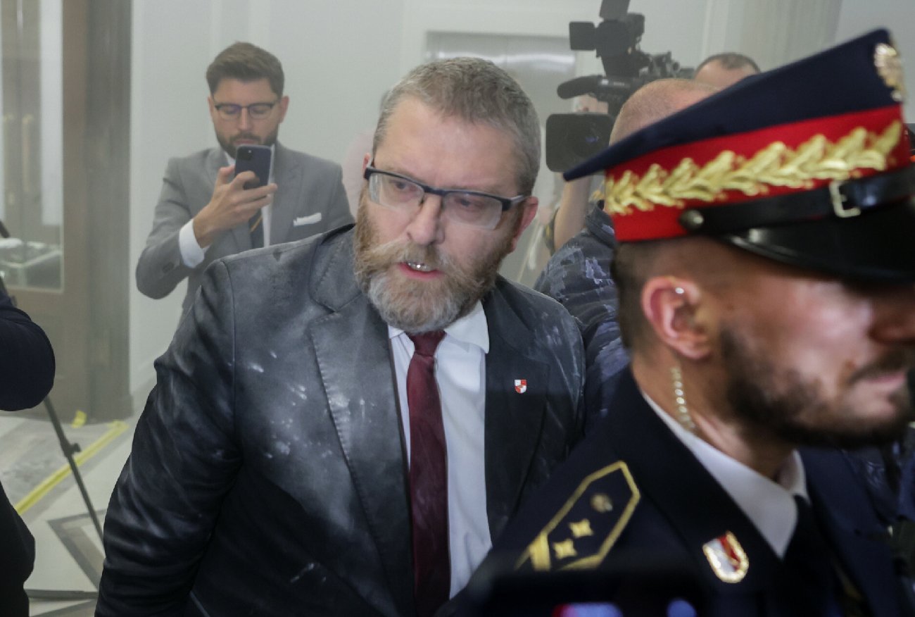 Grzegorz Braun przejdzie "kontrole". Jest zarządzenie Szymona Hołowni.