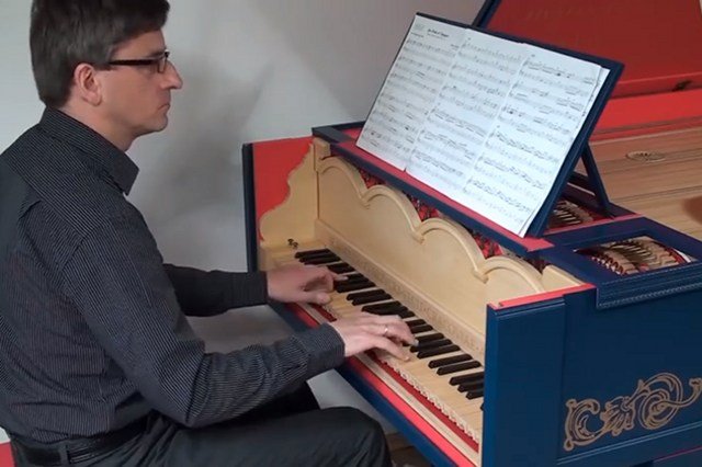 Sławomir Zubrzycki i jego viola organista, instrument zaprojektowany przez Leonarda da Vinci